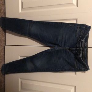 Blue skinny jegging jeans